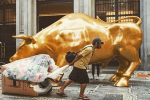 Touro dourado e desigualdade - Tiago Queiroz