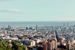 Taxa turística vai financiar instalações de energia solar em escolas de Barcelona