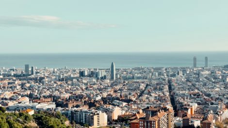 Taxa turística vai financiar instalações de energia solar em escolas de Barcelona