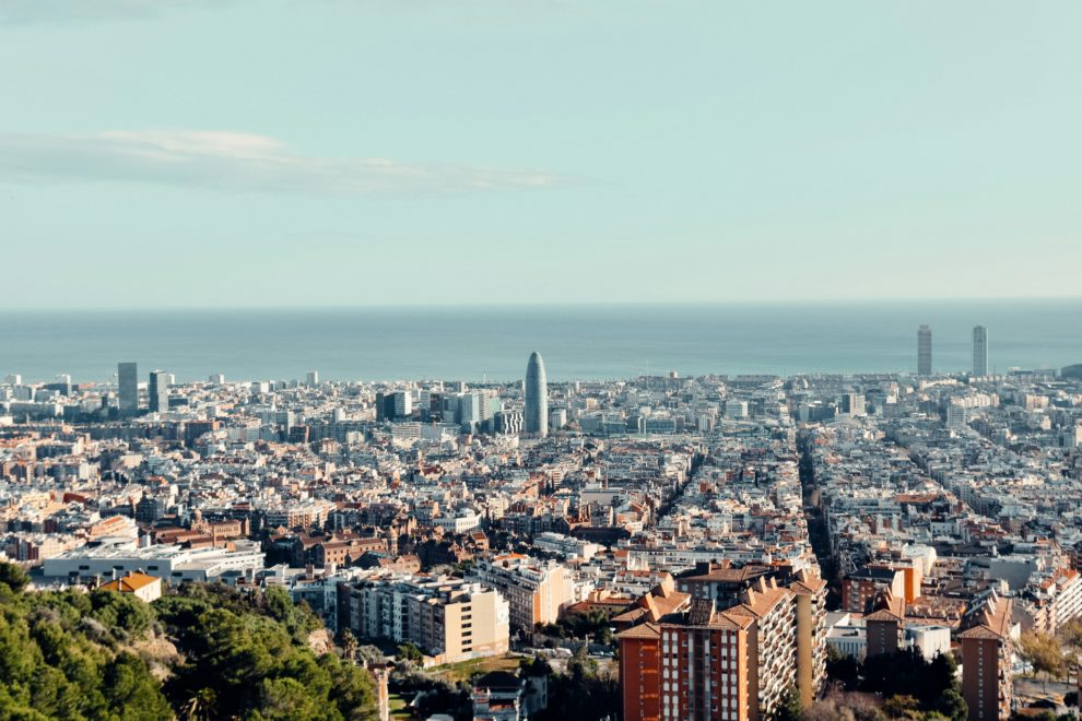 Taxa turística vai financiar instalações de energia solar em escolas de Barcelona