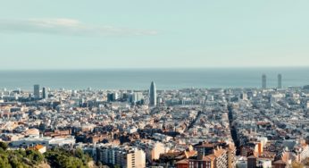 Taxa turística vai financiar instalação de painéis solares em escolas de Barcelona