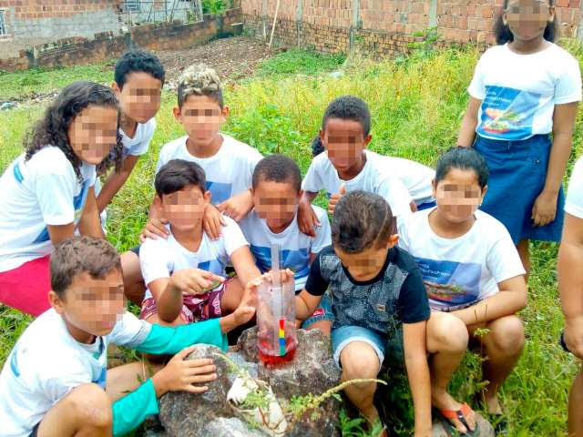 Turma de estudantes com pluviômetro caseiro. Crédito: Arquivo pessoal/Jurandy Clementino