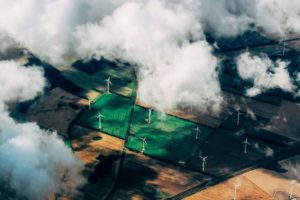 Meta de triplicar a capacidade de energia renovável até 2030 está ameaçada, revela IEA