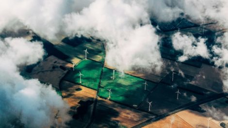 Meta de triplicar a capacidade de energia renovável até 2030 está ameaçada, revela IEA
