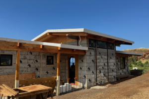 Resíduos da fabricação de pranchas de surfe estão sendo transformados em blocos de construção por um escritório de arquitetura no Havaí