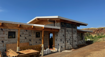 Onde sobra prancha de surfe e falta casa, nasce um novo jeito de construir