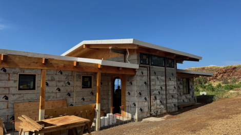 Resíduos da fabricação de pranchas de surfe estão sendo transformados em blocos de construção por um escritório de arquitetura no Havaí